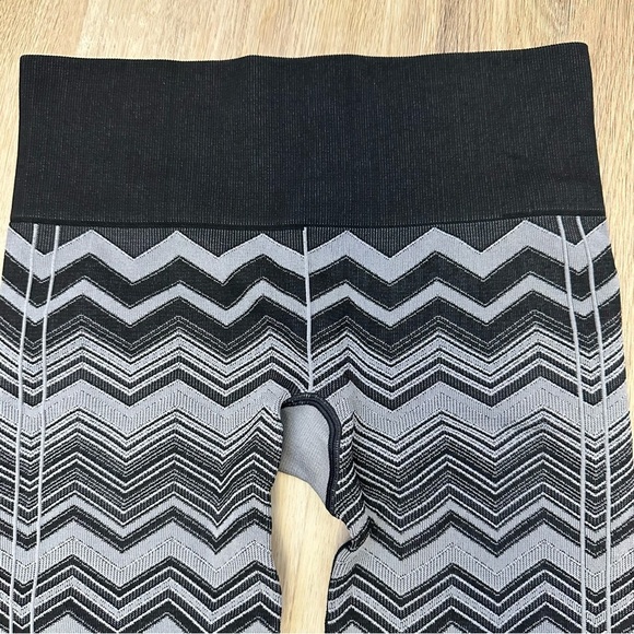 Lululemon Athletica Dynamic Black and Gray Leggings - Picture 4 of 8